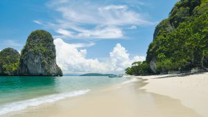 TUI Cruises ankert mit der Mein Schiff 1 vor Ko Samui. Von dort gibt es Ausflüge z.B. zum Railay Beach. Foto: TUI Cruises