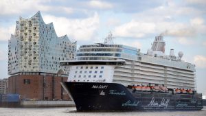 Die Mein Schiff 5 wirkt breiter. Foto: lenthe/touristik-foto.de