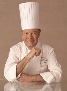 Jacques Pépin ist für die ausgezeichnete Küche auf den Oceania Schiffen verantwortlich. Foto: Oceania Cruises