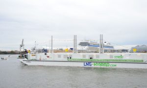 Die LNG Hybrid Barge von Becker Marine Systems versorgt Kreuzfahrtschiffe mit Strom durch verflüssigtes Erdgas . Foto: lenthe/touristik-foto.de