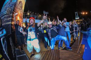 Stimmung auf dem Pooldeck bei Nacht. Foto: TUI Cruises