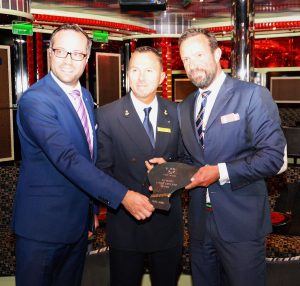 Hardy Puls, Paolo Viscafe und Dirk Claus (v.l.) beim Festakt. Foto: Seehafen Kiel 