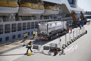 Die AIDAprima wird bei einen Test per LNG versorgt. Foto: AIDA Cruises