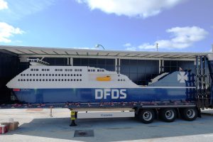 Mit einer Länge von 12 Metern passt es grade so auf dem Anhänger. Foto: DFDS