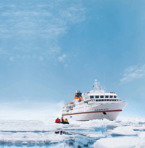 Die Hanseatic im Eis. Foto: Hapag Lloyd Cruises