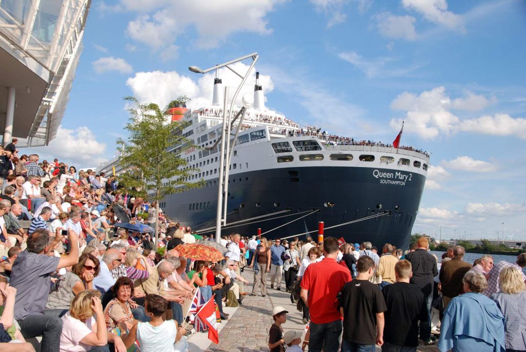 Die Queen Mary 2 in der Hafen City. Nicht nur Passagierrekorde, auch Schaulustige sind gerne an den Kreuzfahrtschiffen in Hamburg. (Archivbild) Foto: bergeest