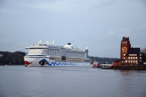 Die AIDAprima verlässt 2016 als letztes Schiff den Hafen. Foto: bergeest