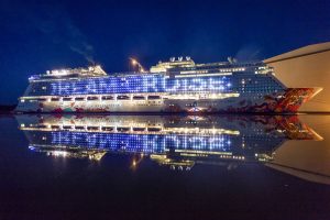 Die Genting Dream bei Nacht. Foto: Meyer Werft