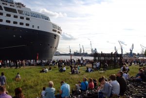 Immer wieder ein Publikumsmagnet in Hamburg, die Queen Mary 2. Foto: bergeest