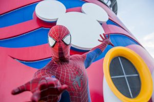 Bekannte Charaktere wie Spider-Man erwarten euch. Foto: Disney Cruise Line/Chloe Rice