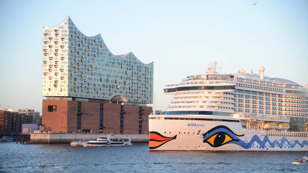 Die AIDAprima vor der Elbphilharmonie. Foto: lenthe/touristik-foto.de