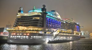 Hellbeleuchtet die AIDAprima zu später Stunde im Hamburger Hafen, während sie betankt wird. Foto: lenthe/touristik-foto.de