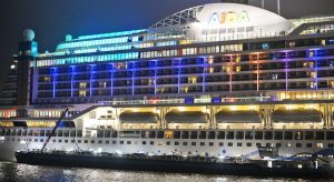 Ein Tankschiff ist lenkseits gegangen und füllt die Tanks der AIDAprima auf. Foto: lenthe/touristik-foto.de