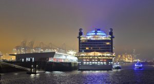 Ausflugsschiffe schauen am späten Abend bei der AIDAprima vorbei. Foto: lenthe/touristik-foto.de