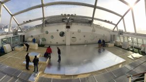 Ortsbegehung und erste Maße Dämmmaterial/Rohre, dabei wurden mit konischen Platten alle Höhenschwankungen ausgeglichen. Foto: AIDA Cruises