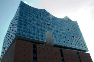 Die Elbphilharmonie kann jetzt bestiegen werden, auf der Aussichtsplattform könnt ihr den Hafen wunderbar überblicken. Foto: bergeest