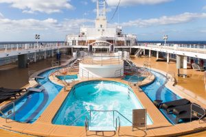 Das Pooldeck im neuen Glanz. Foto: TUI Cruises