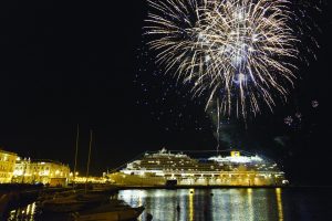 Feuerwerk wird auch auch bei Costa geboeten. Foto: Costa Crociere