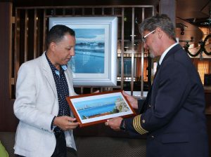 Plakettenübergae auf Kuba. Foto: FTI-Cruises