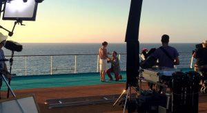 Die Traumschiff Filmcrew dreht auf der MS Amadea während eines Sonnenuntergangs. Foto: ZDF/Mathias Windrath