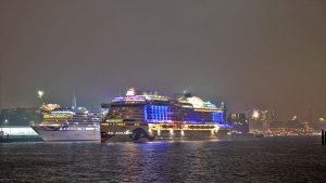 Bereits fünf Minuten vor Mitternacht verließ die AIDAprima den Hamburger Hafen. Foto: lenthe/touristik-foto.de