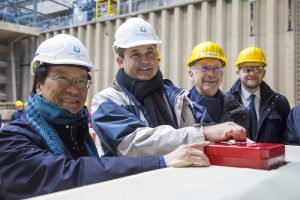 Kiellegung der „World Dream“ (v.l.n.r.:) Tan Sri Lim Kok Thay, Thatcher Brown (Dream Cruises), Bernard und Tim Meyer (Meyer Werft). Foto: Meyer Werft