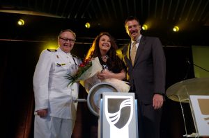 Kapitän Mark Dexter, Sarah Brightman und Rick Meadows bei der Taufe. Foto: Seabourn