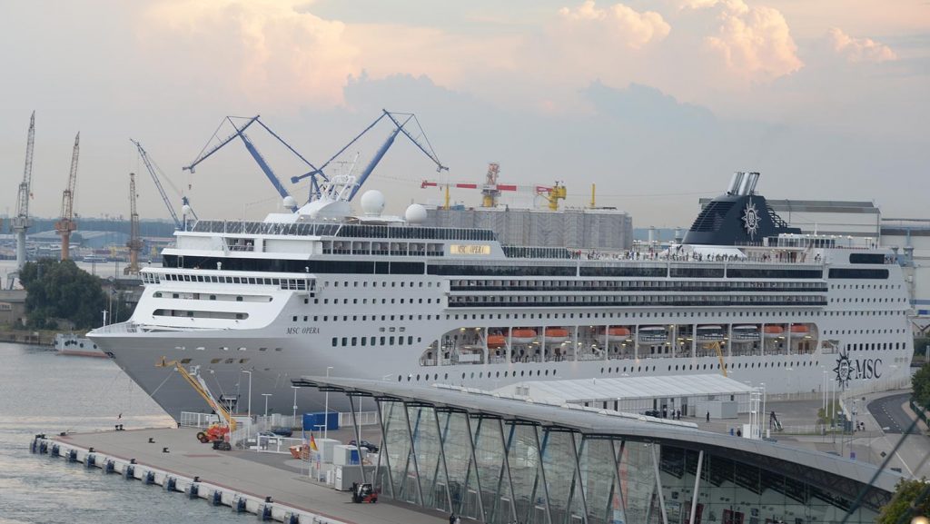 Das Zelt an Pier 8 soll einem Terminalneubau in Warnemünde weichen. Foto: lenthe/touristik-foto.de
