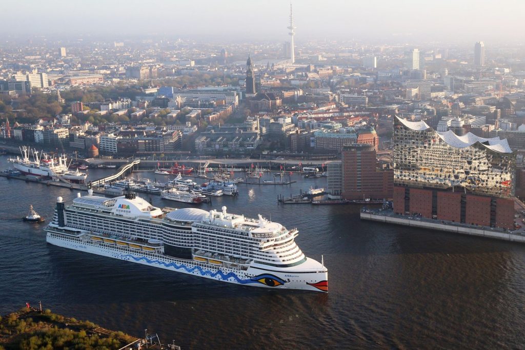 Zwei Ikonen am Wasser - AIDAprima und Elbphilharmonie Hamburg. Foto: AIDA Cruises