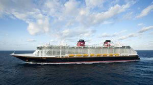 Auf der Disney Dream findet die Premiere der neuen Bühnenshow Die Schöne und das Biest statt. Foto: Disney Cruise Line/David Roark