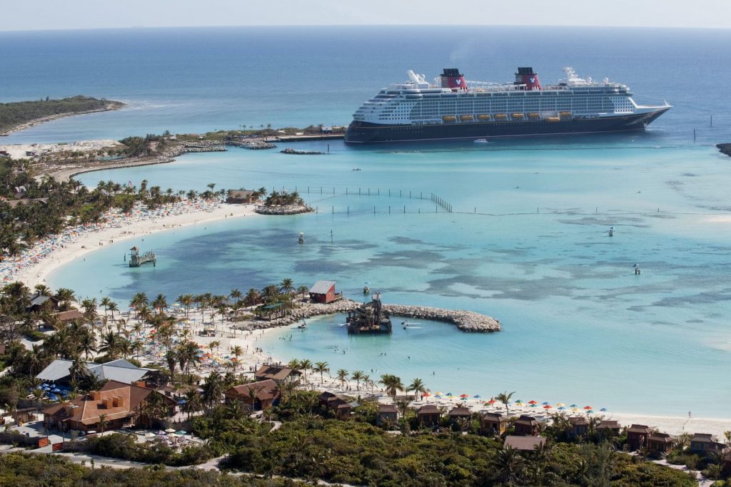 Die Disney Dream an der Privatinsel Castaway Cay. Foto: Disney Cruise Line/David Roark