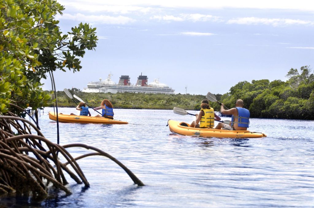 Ihr könnt euch Kajaks ausleihen und die Insel erkunden. Foto: Disney Cruise Line