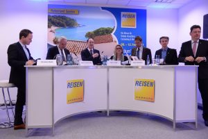 Stellten heute das Messe Programm der Reisen Hamburg vor:. v.li. Christian Buhk (Messe Hamburg), Bernd Audderheide (Geschäftsführer Messe Hamburg), Karl J. Pojer (CLIA Deutschland und Hapag-Lloyd Cruises Chef), Hanna Kleber (Präsidentin des Corps Touristique), Alvaro Blanco (Kommissarischer Direktor von Turespaña in Deutschland), Oliver Waidelich (Geschäftsfuehrer des Deutschen Caravaning Handels-Verbands (DCHV)), Reinhard Meyer (Praesident des Deutschen Tourismusverbands (DTV)). Foto: lenthe/touristik-foto.de