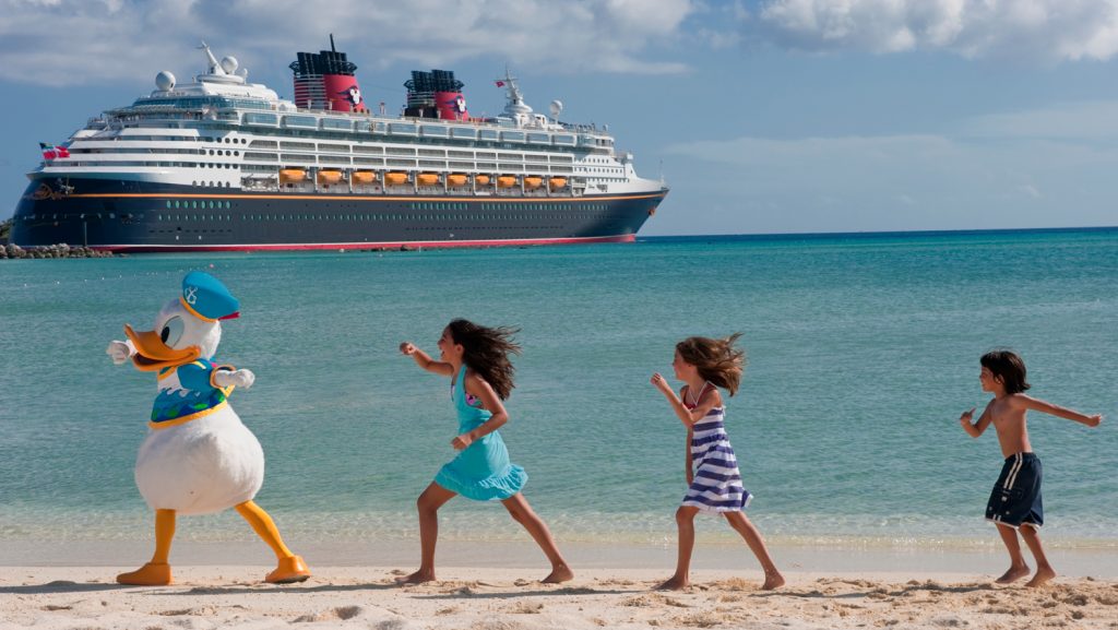 Viel Spaß auf der Insel, natürlich mit Disney Figuren. Foto: Disney Cruise Line