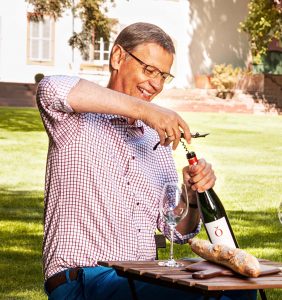 Günther Jauch lädt zur Weinverkostung auf der Europa 2. Foto: Hapag-Lloyd Cruises