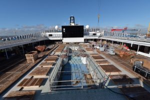 In 100 Tagen findet ihr hier den großzügigen Außenbereich mit Pool. Foto: MSC Kreuzfahrten