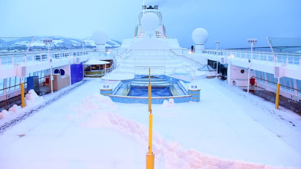 Ein seltenes Bild an Bord der AIDAcara. Ein von Schnee bedecktes Deck. Foto: AIDA Cruises