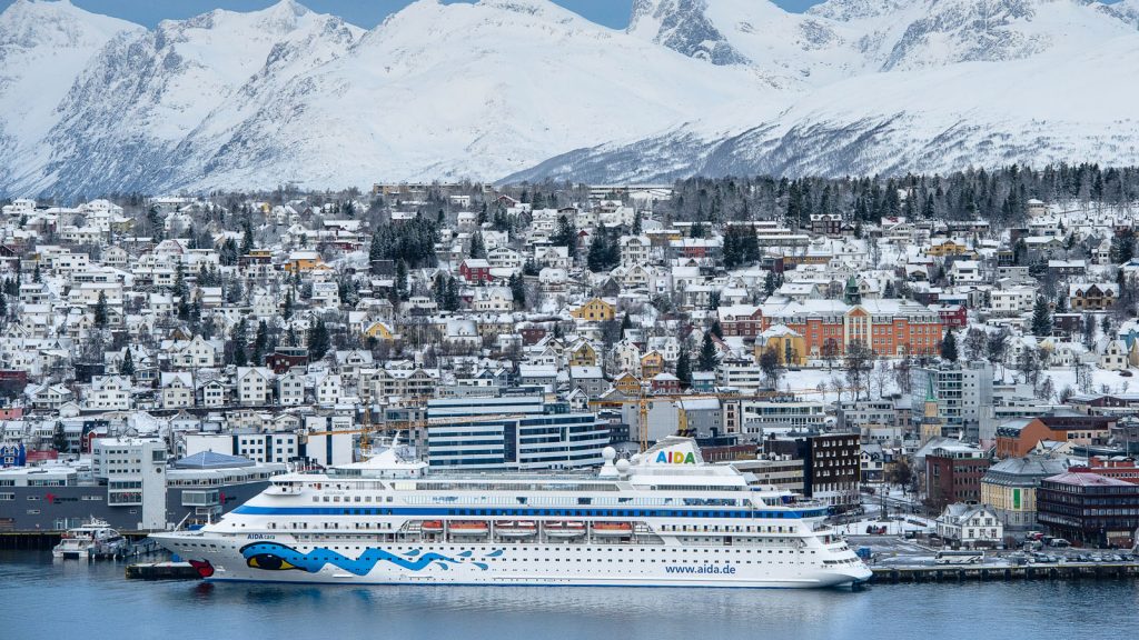 Die AIDAcara vor dem malerischen Tromsø. Foto: AIDA Cruises