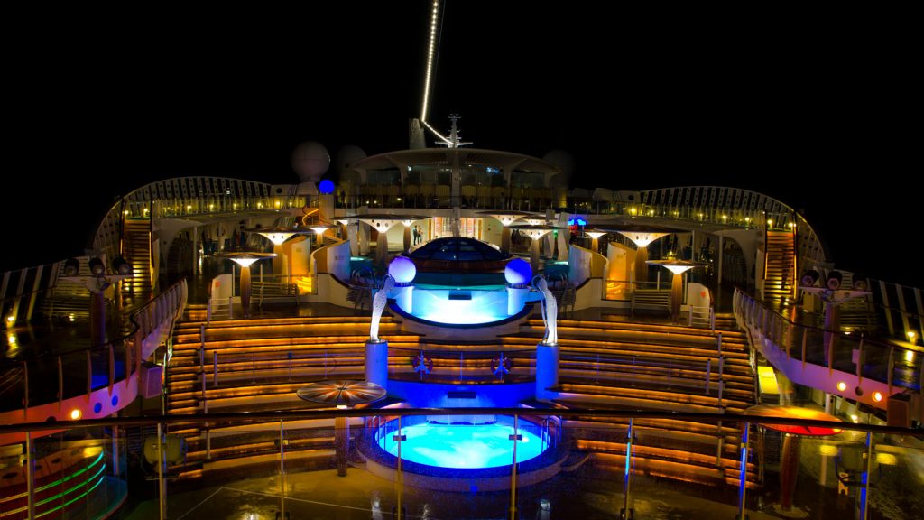 Das Freideck der AIDAdiva bei Nacht. Foto: bergeest