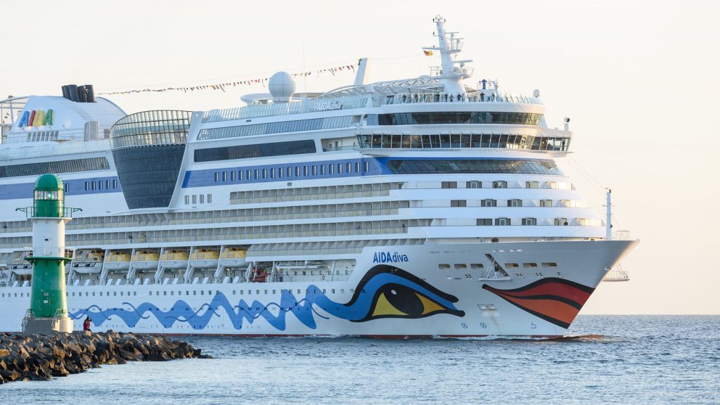 Auch 2017 wird die AIDAdiva den Sommer über in Warnemünde stationiert sein. Foto: Georg Scharnweber / AIDA Cruises