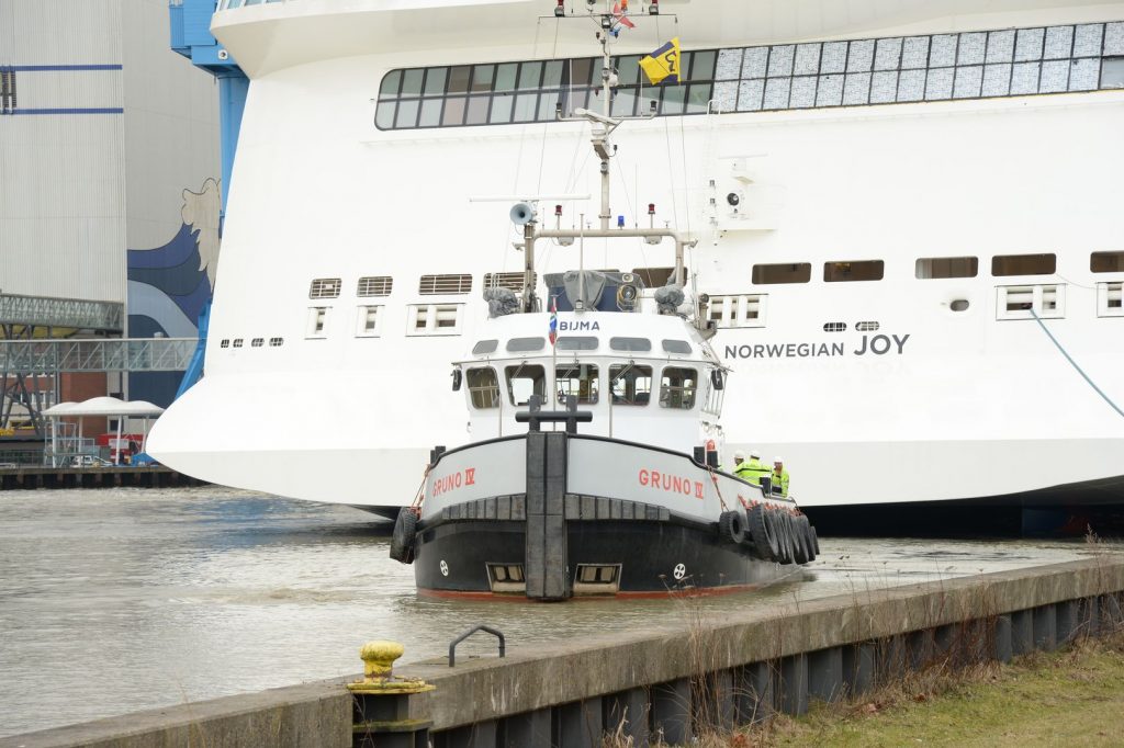 Langsam wurde die Norwegian Joy in den Werfthafen gezogen. Foto: lenthe/touristik-foto.de