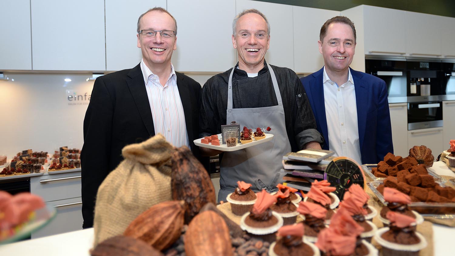 Jörg Eichler, Chocolatier Oliver Edelmann und Markus Zoepke in der A-Rosa Newsküche zur ITB. Foto: lenthe/touristik-foto.de