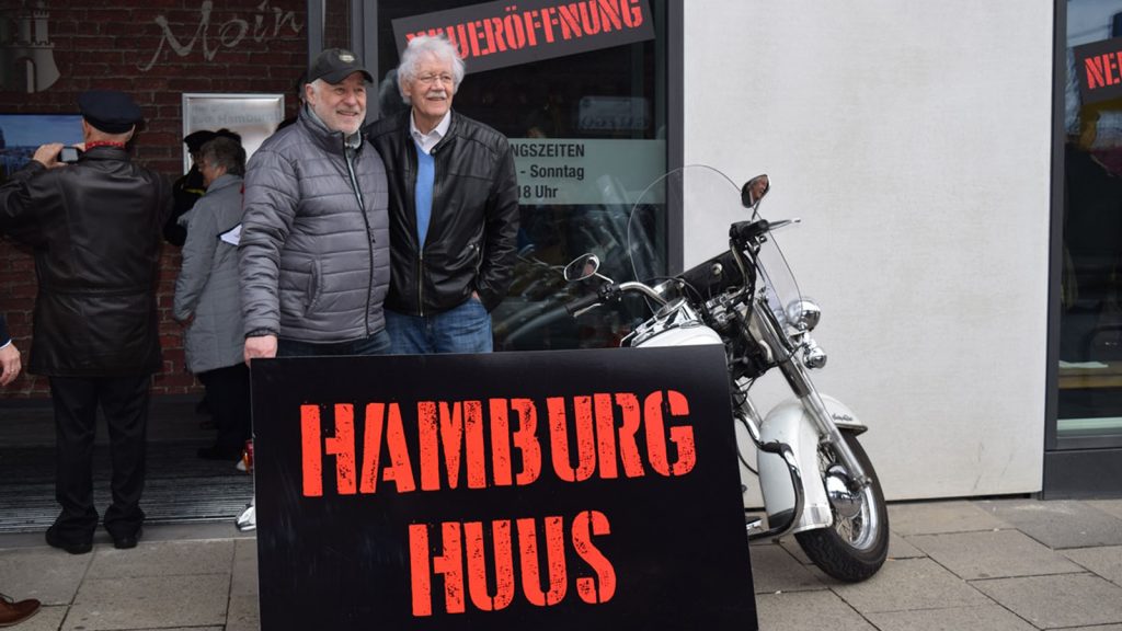 Jasper Vogt und Carlo von Tiedemann vor dem Hamburg Huus. Foto: RAIKESCHWERTNER GmbH