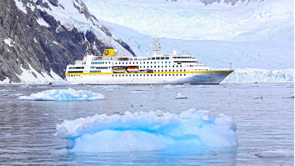 Die MS Hamburg in der Antarktis. Foto: Plantours Kreuzfahrten/Oliver Asmussen - oceanliner-pictures.com