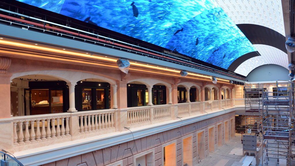 Der 80 Meter lange LED Himmel oberhalb der Promenade. Foto: MSC Kreuzfahrten