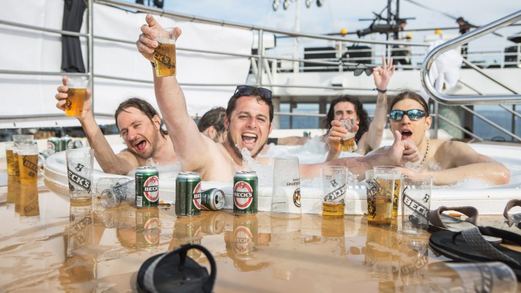 45.000 Dosen Bier wurden auf der Full Metal Cruise konsumiert. Foto: TUI Cruises/Maren Martens