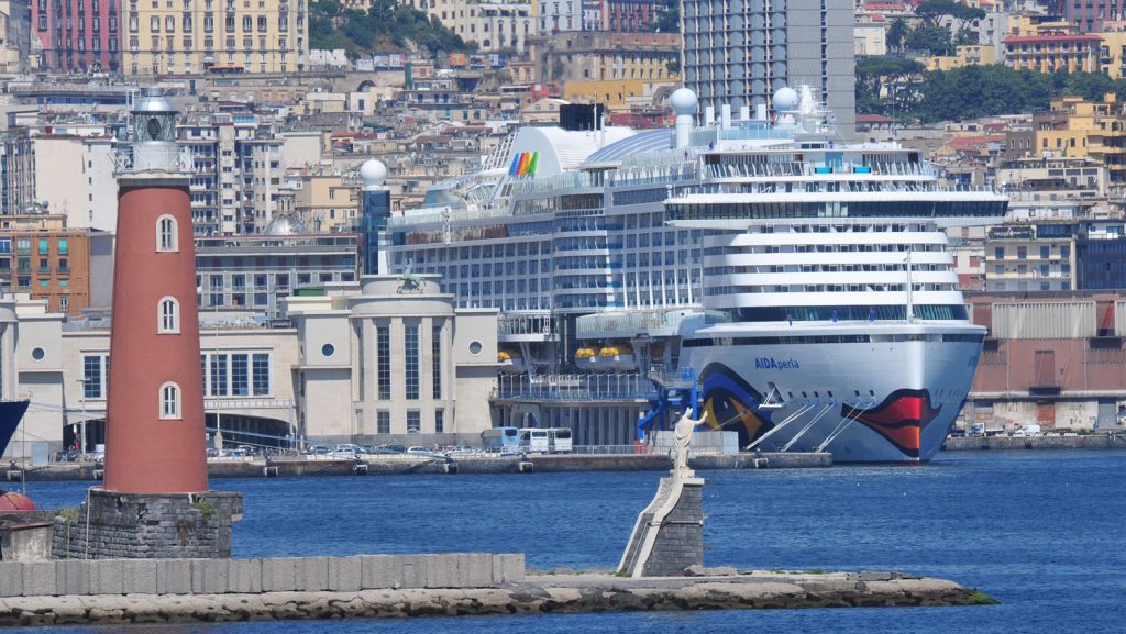 Die AIDAperla im Hafen von Neapel. Foto: AIDA Cruises
