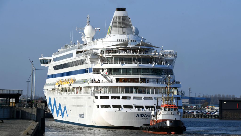 Die AIDAvita verlässt das Dock in Bremerhaven. Foto: AIDA Cruises