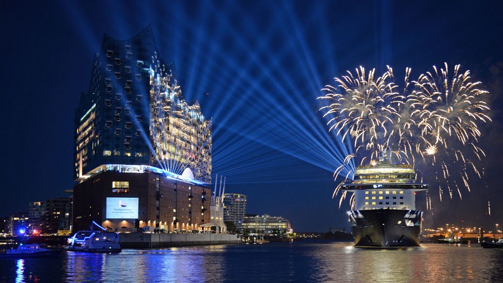 Die Taufe der Mein Schiff 6 in Hamburg. Foto: lenthe/touristik-foto.de