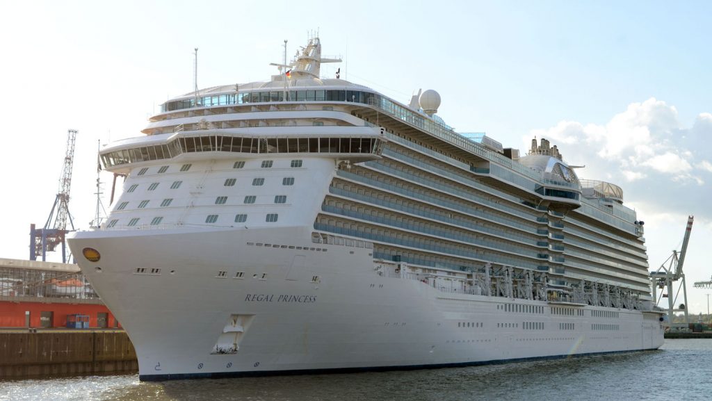 Die Regal Princess am Cruise Terminal Steinwerder. Die Rettungsboote sind schon abgemacht. Foto: lenthe/touristik-foto.de